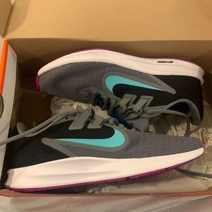 New Nike shoes for women. Size: 7.5
